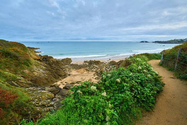 Longchamp Beach entre la pointe de la Garde Guerin e Decolle Coastline, Saint briac sur mer, ille-et-vilaine, Bretanha — Fotografia de Stock