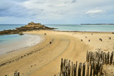 Malo beach, fort ulusal ve kayalar düşük gelgit sırasında Aziz. Brittany, Fransa, Avrupa.