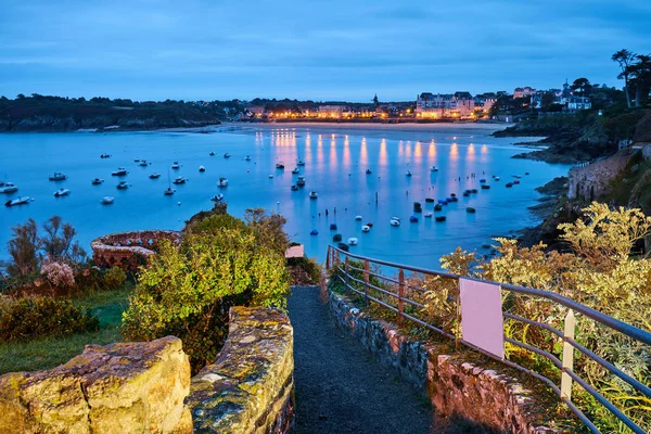 Saint-Lunaire Beach during blue hour, brittany, ille-et-vilaine, França — Fotografia de Stock