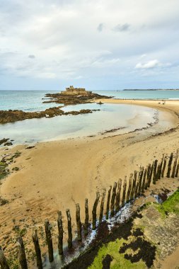 Malo beach, fort ulusal ve kayalar düşük gelgit sırasında Aziz. Brittany, Fransa, Avrupa.