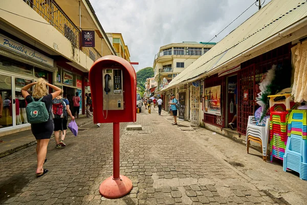 Mahe, Seyşeller - 27 Kas 2017 - ana caddede yürüyen turistler