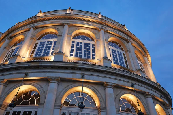 RENNES, FRANCIA - 27 de junio de 2017: La Ópera al atardecer, en Rennes, capital de la región francesa de Bretaña. Fue construido en 1836 y situado en la Place de la Mairie, frente al Ayuntamiento . —  Fotos de Stock