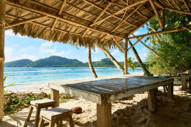 seyşeller sahilde yerel saman kulübe , Anse marie louise, Mahe