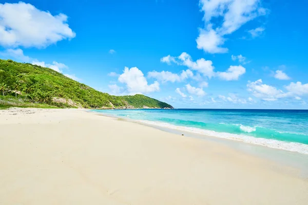 Tropical Beach Police Bay (wit zand en turquoise zee), ten zuiden van Mahe, Seychellen — Stockfoto