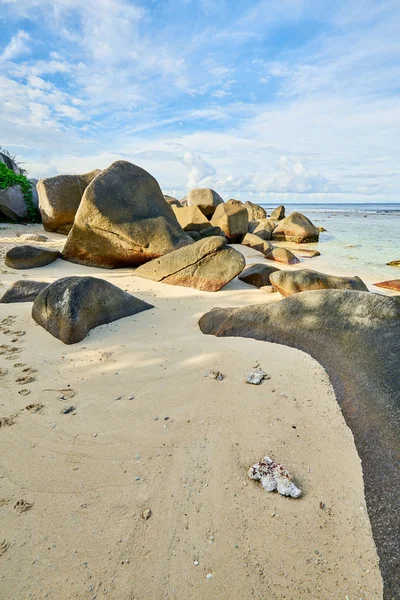 Playa tropical Anse Nord Est en el norte de Mahe, Seychelles be — Foto de Stock