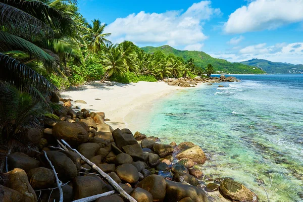 Playa tropical en Seychelles, al sur de Mahe, Petite marie louise bay — Foto de Stock