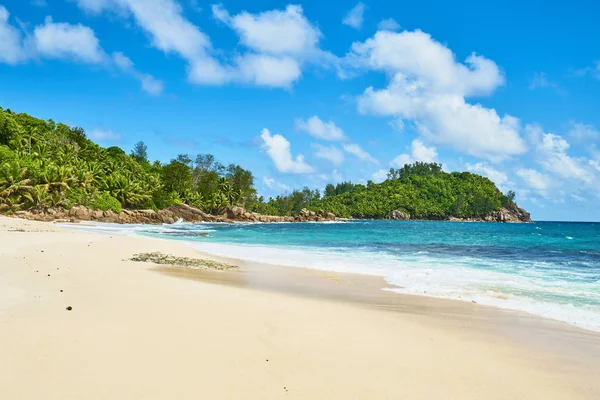 Mooi Paradijsstrand Anse bazarca. wit zand, turquoise water, palmbomen, granietrotsen, Seychellen — Stockfoto