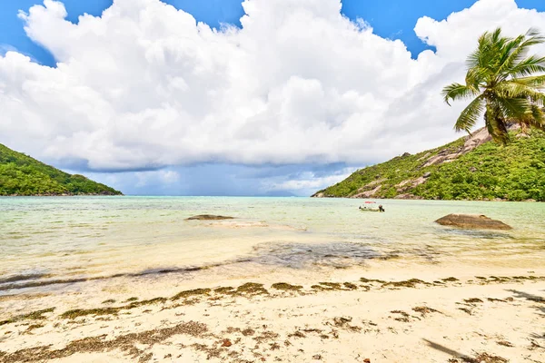 Bay Ternay & Cap Ternay Beach, Marine National Park, Mahe, Seychellen — Stockfoto