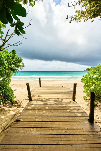 Pontoon Grand Anse Beach, Tropical Beach, Mahe, Seychelle-szigetek — Stock Fotó