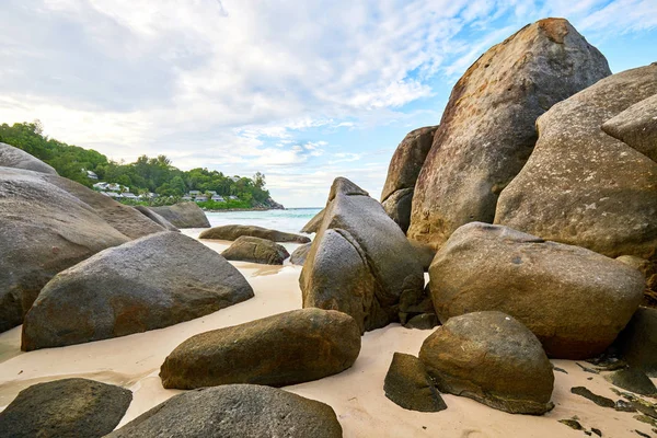 Praia tropical Seychelles chamado "Praia de Carana", machabee, mahe, seychelles — Fotografia de Stock