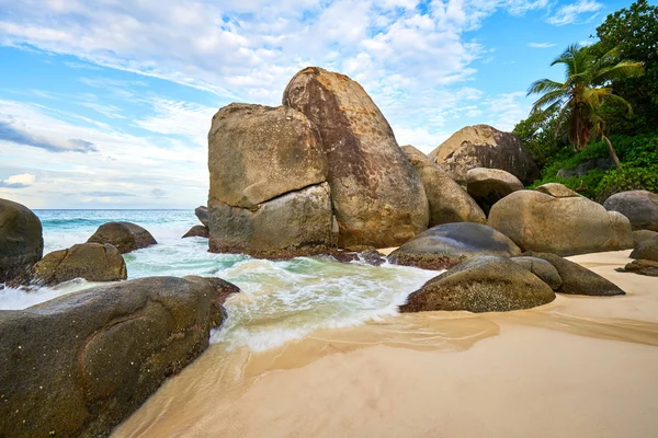 Plage tropicale Seychelles appelé "Carana Beach", machabee, mahe, seychelles — Photo