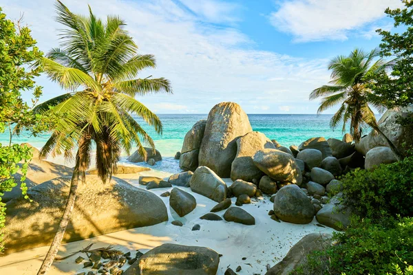 Plage tropicale Seychelles appelé "Carana Beach", machabee, mahe, seychelles — Photo