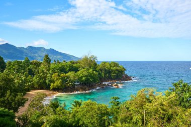 Vista do mar, Mahe adası yakınında Kuzey Seyşeller Overlook