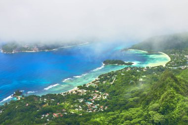 Morne Blanc Hill, Seyşeller'den glaud ve port launay limanında panoramik manzara