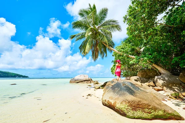 Vrouw toerist met sarong op tropisch strand onder palmboom, Ans — Stockfoto