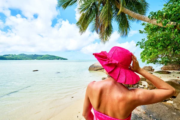 Donna turista con pareo sulla spiaggia tropicale, mahe, seychelles — Foto Stock