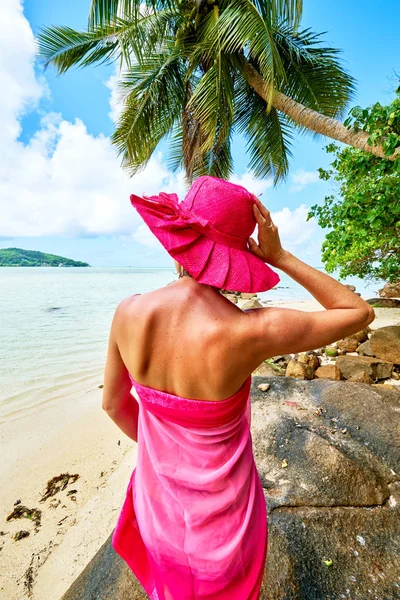 Donna turista con pareo sulla spiaggia tropicale, mahe, seychelles — Foto Stock