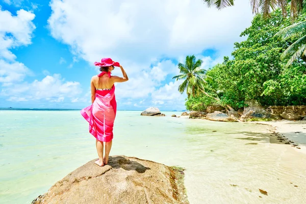 Donna turista con pareo sulla spiaggia tropicale sotto la palma, Anse a La Mouche, Mahe, Seychelles — Foto Stock