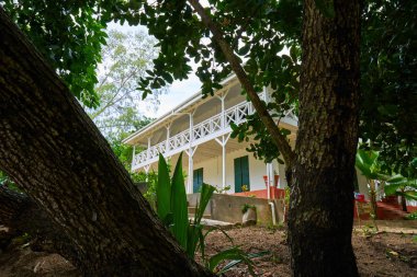 Mahe, Seyşeller - 05 Aralık 2017 - Curieuse Adası'ndaki doktor evi küçük bir granitik adadır