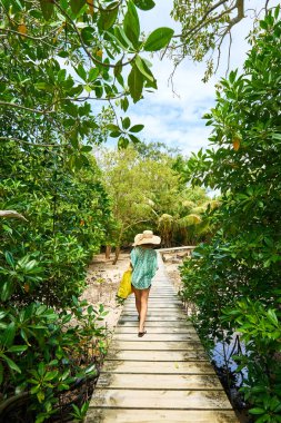 Kadın turist Anse St. Jos 'a Curieuse adası kıyı yolu yapıyor.