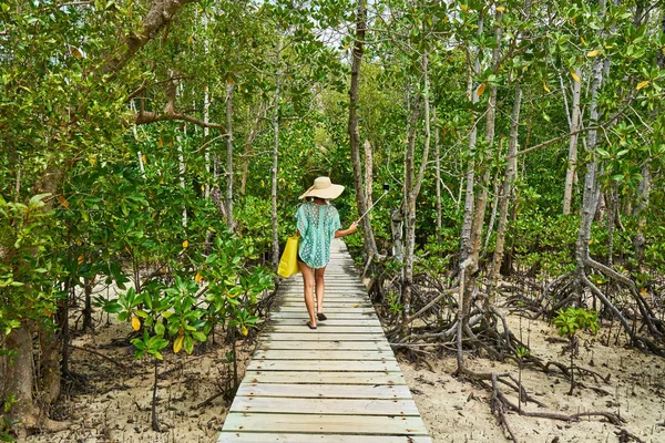 女性の観光客は、セーシェルのAnse St.JoseビーチへのCuriuse島の海岸歩道中に自撮り — ストック写真