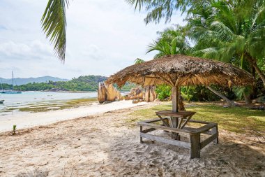 Dev kaplumbağa çiftliği, Curieuse Adası, Praslin, Seyşeller yakınında granit kayalar ile Laraie Körfezi plajı