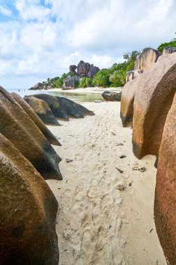 Anse Source d'Argent - Seyşeller tropikal ada La Digue güzel plajda granit kayalar