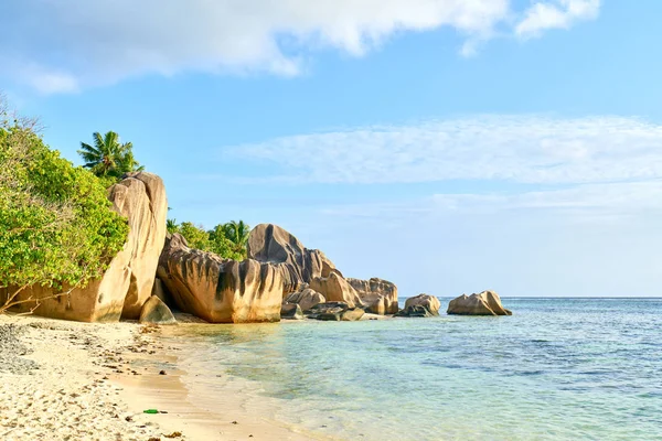 Anse Source d'Argent - rocce granitiche sulla bellissima spiaggia dell'isola tropicale La Digue alle Seychelles — Foto Stock