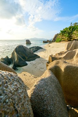 Anse Source d'Argent - Seyşeller tropikal ada La Digue güzel plajda granit kayalar