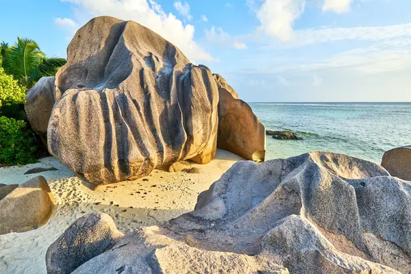 Anse Source d'Argent - roches de granit à la belle plage sur l'île tropicale La Digue aux Seychelles — Photo