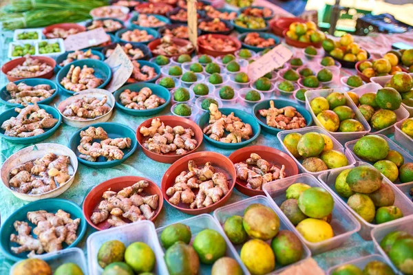 Frutas y hortalizas en el mercado local de Saint-Pierre, Isla Reunión — Foto de Stock