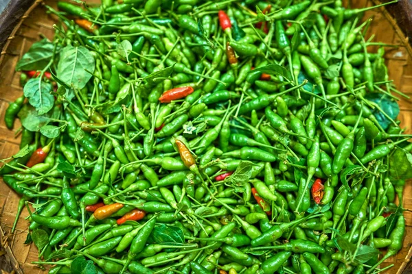 Pimentas pequenas verde e vermelho, ilha reunião — Fotografia de Stock