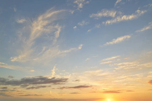 Turuncu gökyüzü ve bulutlar şafak doku arka plan ile Dramatik güneş ışını — Stok fotoğraf