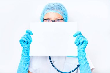 kadın doktor bir Pano boş kağıt ile gösterilen