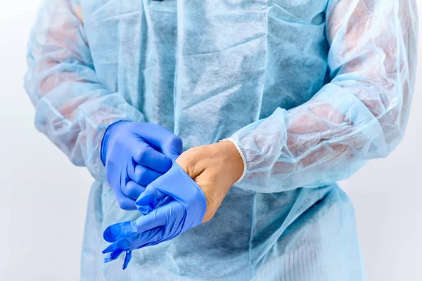 Yakışıklı genç doktor hastane veya klinik lastik eldiven koyarak