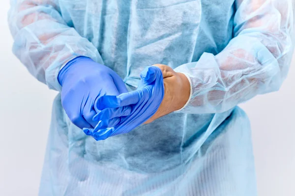 Yakışıklı genç doktor hastane veya klinik lastik eldiven koyarak