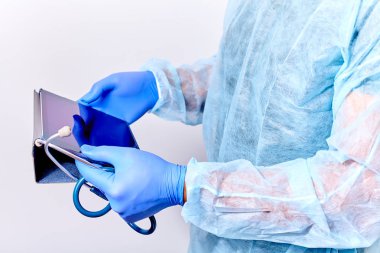 Kıdemli Doktor iş onun tablet bilgisayar kullanarak
