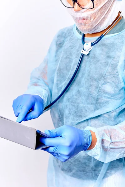 Médico Senior Usando Tableta Trabajo — Foto de Stock