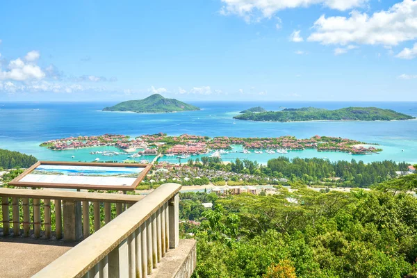 Par turister är beundra panoramautsikt över Victoria och Eden Islands, Mahe, Seychellerna — Stockfoto