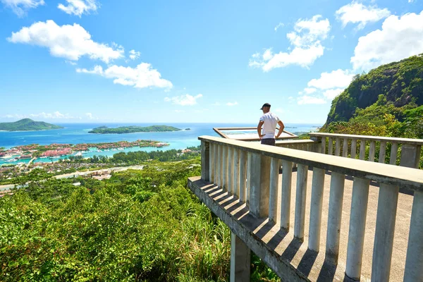 Turysta podziwia panoramiczny widok na wyspy Victoria i Eden, Mah — Zdjęcie stockowe