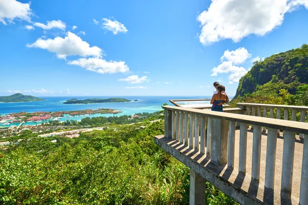 Kilka turystów podziwiają panoramiczny widok na wyspy Victoria i Eden, Mahe, Seszele — Zdjęcie stockowe