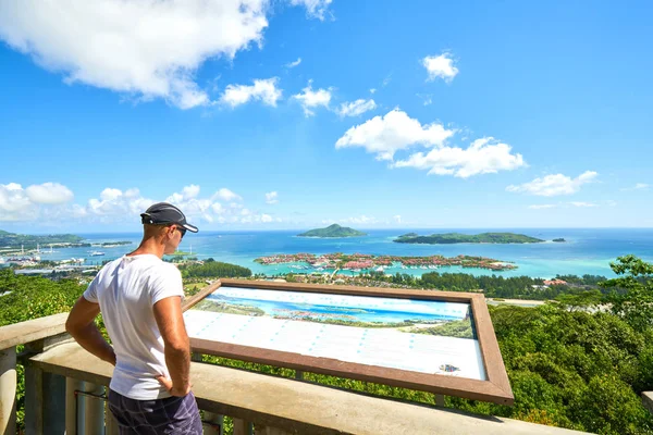 Turysta podziwia panoramiczny widok na wyspy Victoria i Eden, Mahe, Seszele — Zdjęcie stockowe