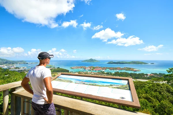 Turist beundrar panoramautsikt över Victoria och Eden öarna, — Stockfoto