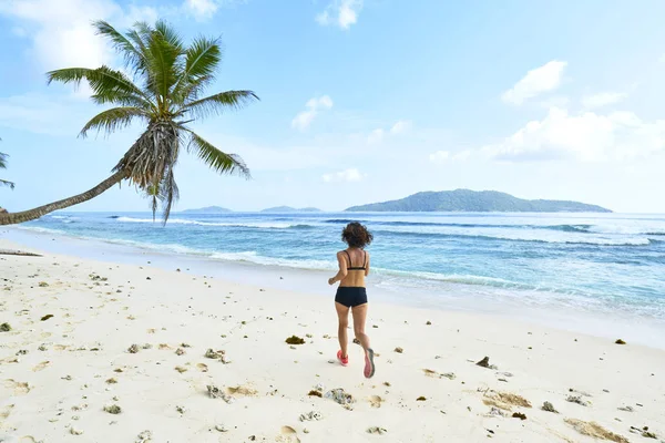 Koşan kadın. B 'deki açık hava antrenmanı sırasında koşan bayan koşucu