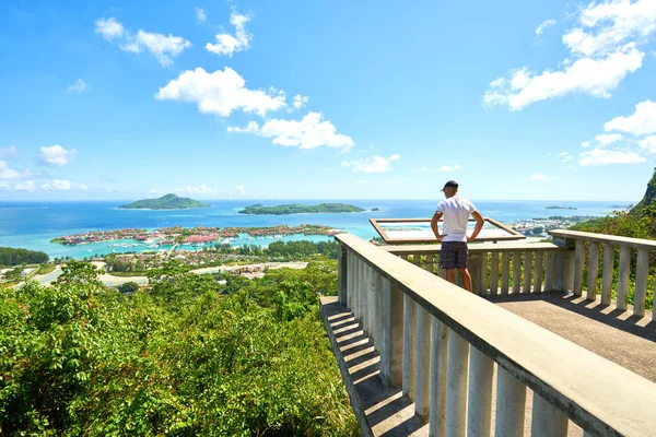 Turysta podziwia panoramiczny widok na wyspy Victoria i Eden, Mahe, Seszele — Zdjęcie stockowe