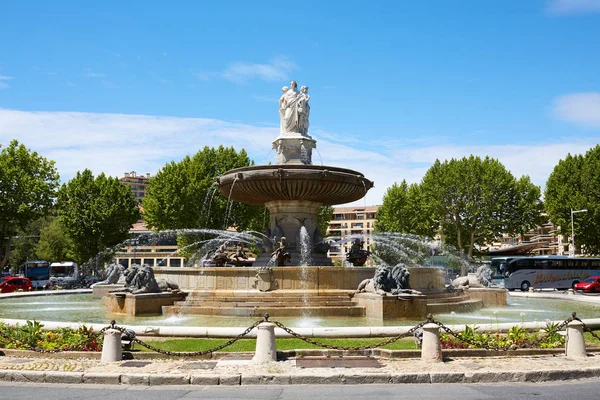 Provence Francia - 21 giugno 2016: Veduta della fontana de la Rotonde nel cuore di Aix-en-Provence — Foto Stock