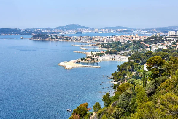 Tekintettel Toulon kikötőjébe, Seyne-Sur-Mer és Rade des matricák tengerparton a sapka Brun — Stock Fotó