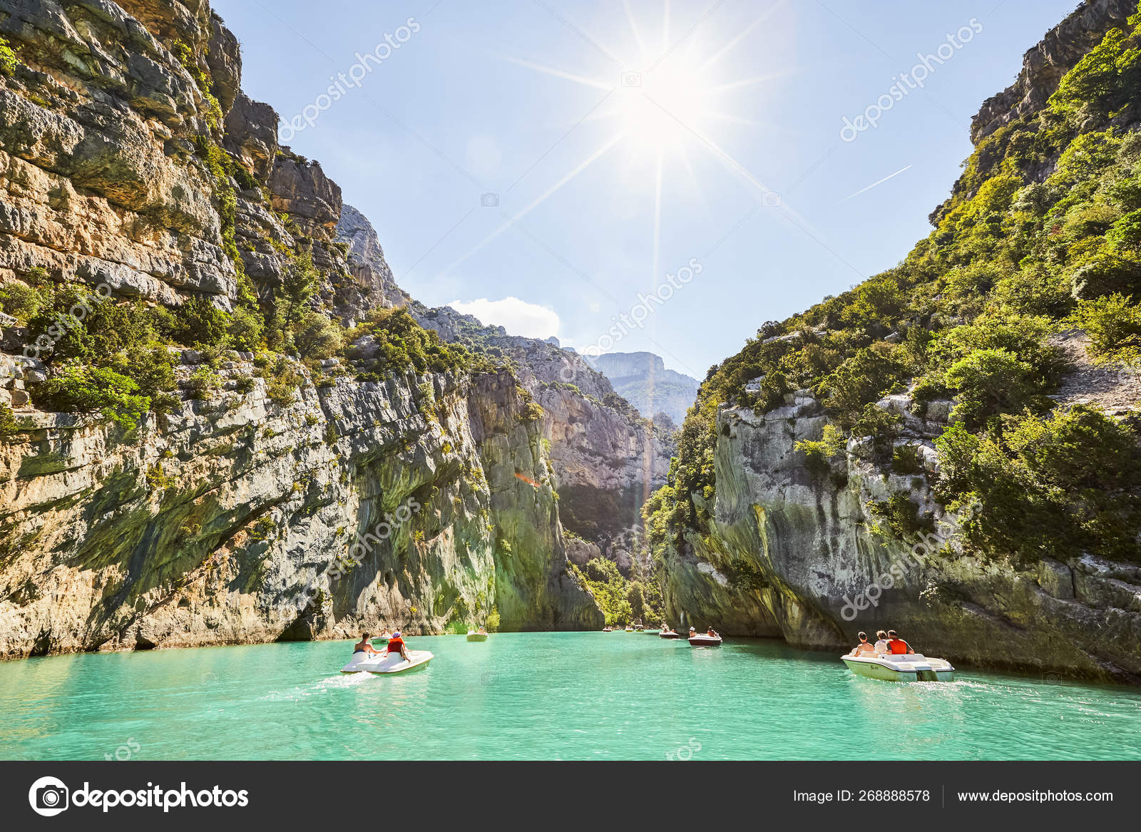St Croix Lake, Les du Verdon with Tourists in kayaks, boats and