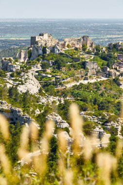 Provencal köyü Les Baux de Provence ve Sarragan görünümü 