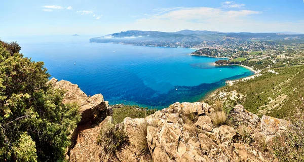 Cassis kasabasının panoramik manzarası, Route des Cretes dağ yolu, Provence, Fransa